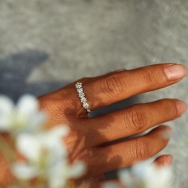 Adjustable silver ring with daisy