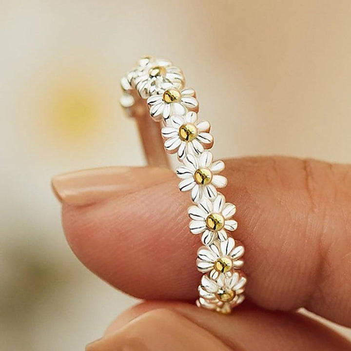 Adjustable silver ring with daisy