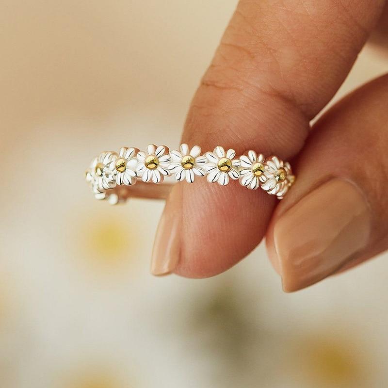 Adjustable silver ring with daisy