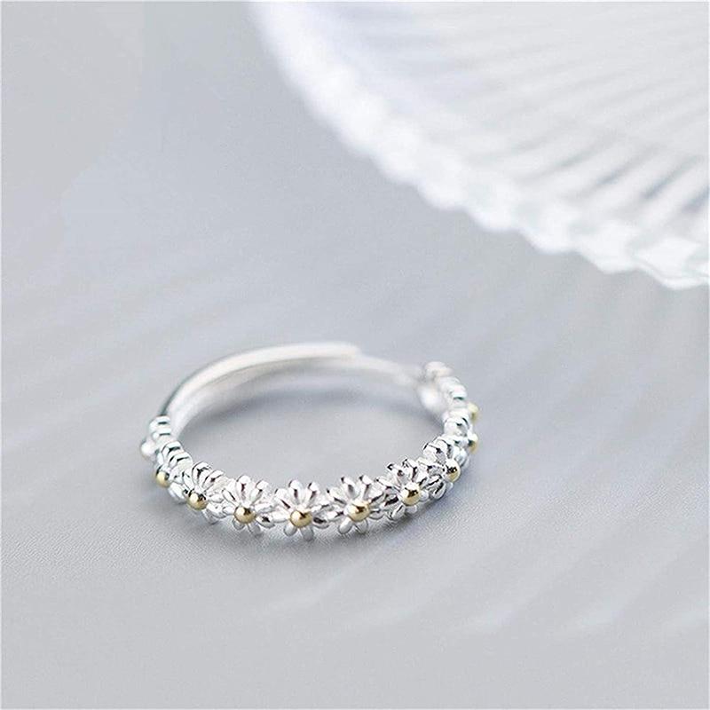 Adjustable silver ring with daisy