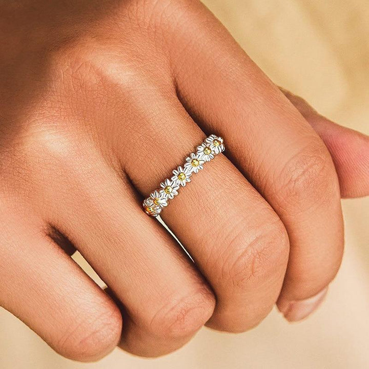 Adjustable silver ring with daisy