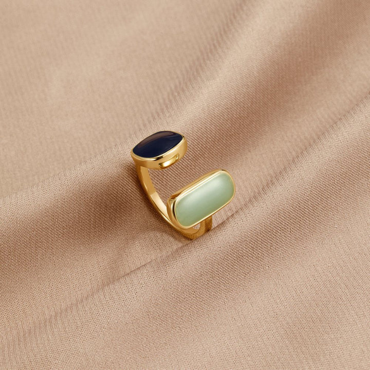 Hug ring with aquamarine