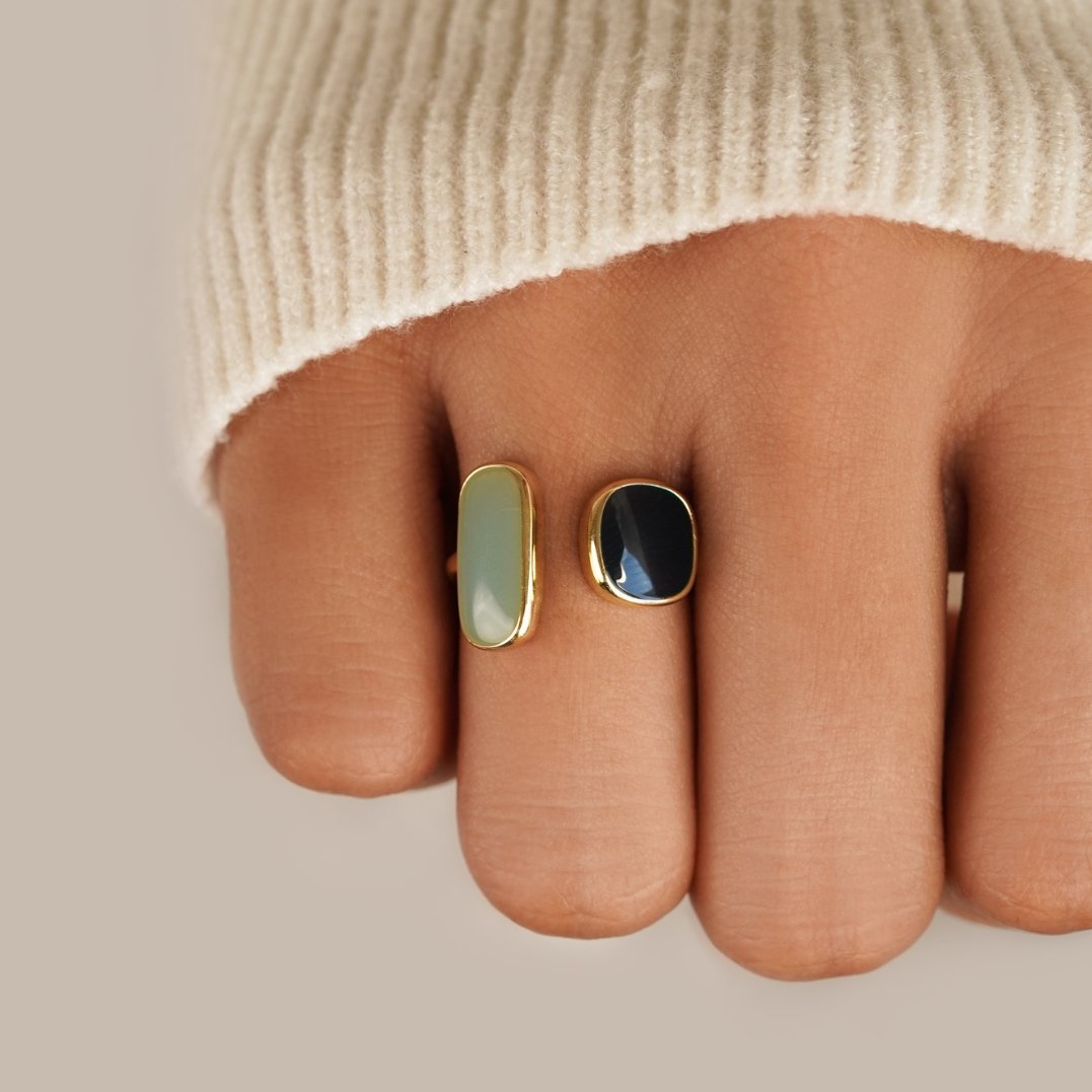 Hug ring with aquamarine