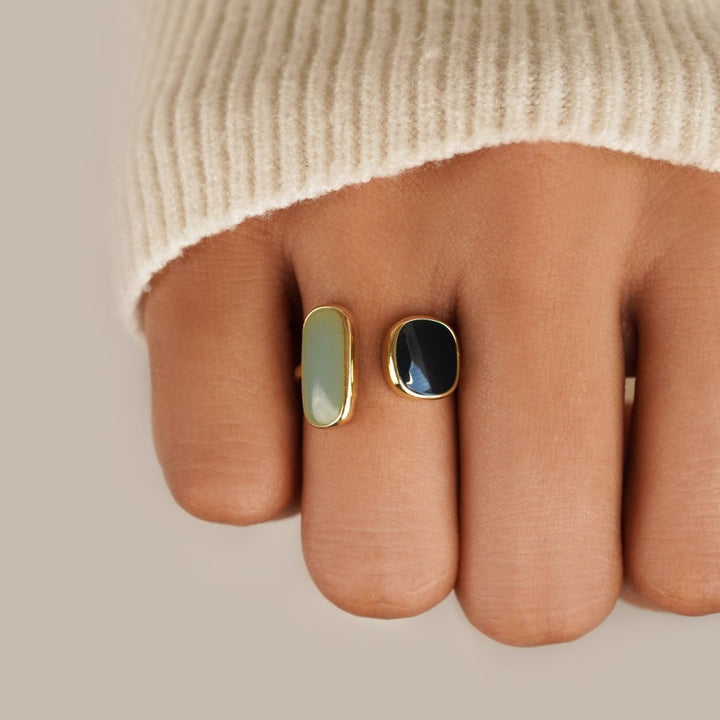 Hug ring with aquamarine