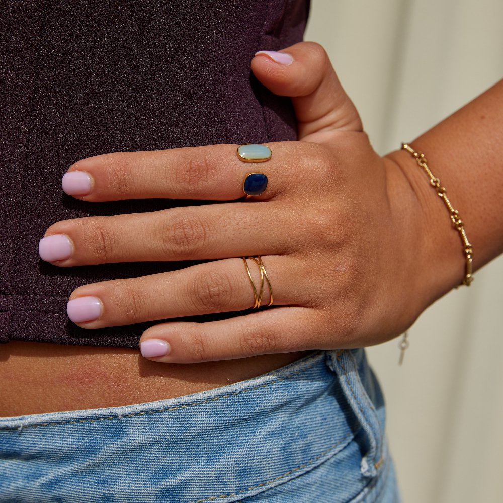 Hug ring with aquamarine